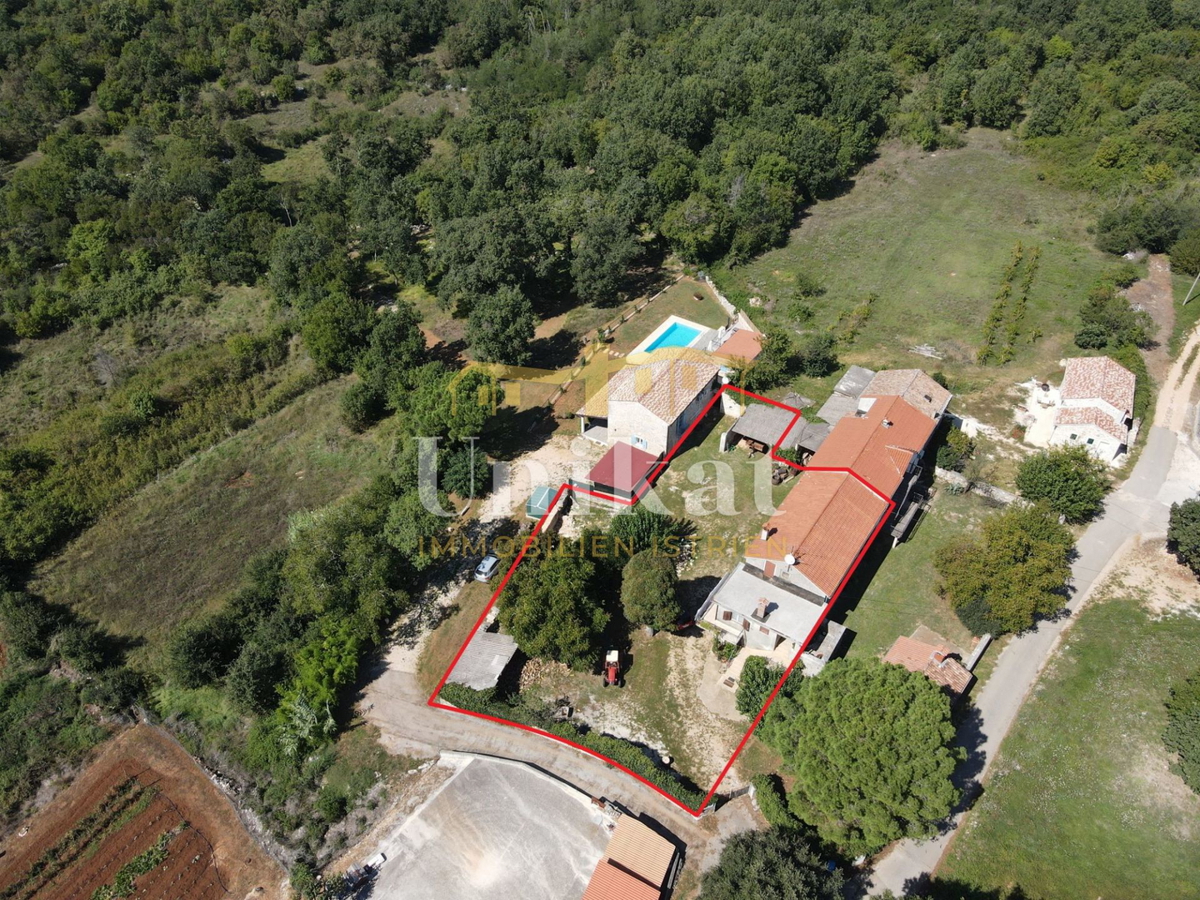 Kamnita dvojna hiša vseljiva, za obnovo